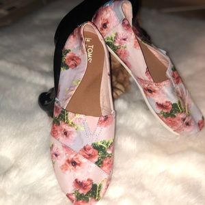 ❌SOLD ❌ TOMS NWOT Flora Slip On Shoes